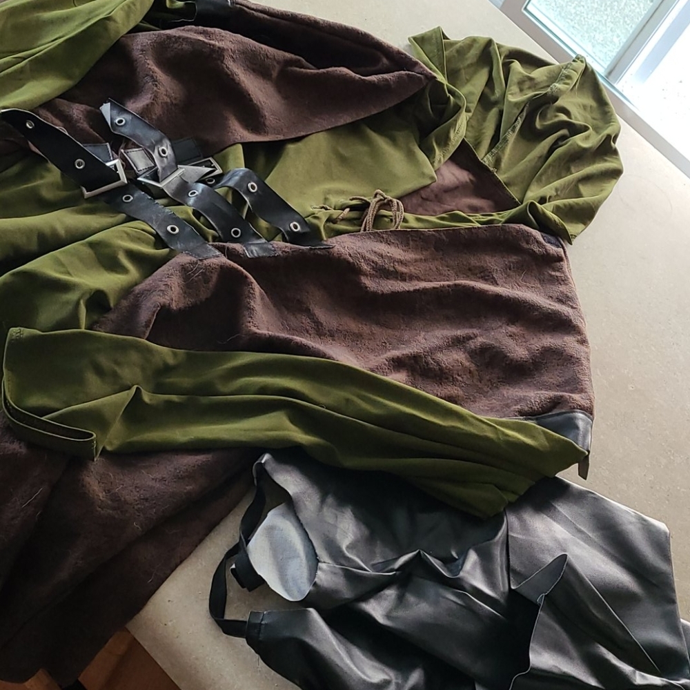 Mens Robid hood tunic and boot covers